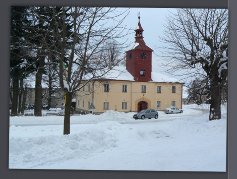Náměstí v obci Malá Morava s bývalou radnicí